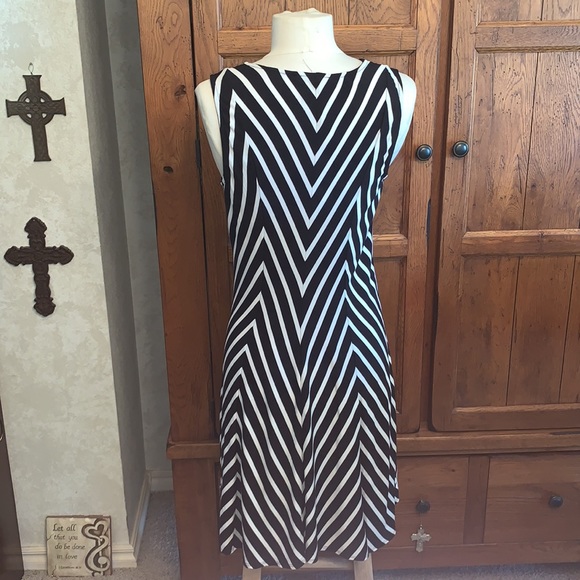 V-Neck Sleeveless Dress w/Stretch Black & White🖤 - Picture 3 of 9